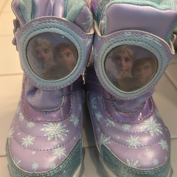 Disney Frozen 2 Elsa & Anna Size 6 Light-up Snow Boots - Picture 3 of 5